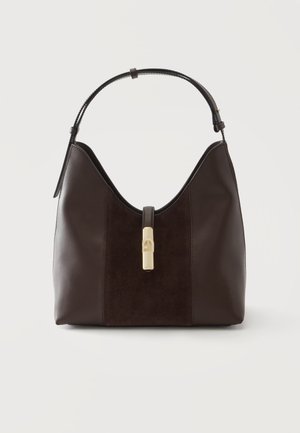 Borsa a mano in pelle e suede marrone scuro con una forma strutturata, manico unico superiore e chiusura con fibbia in tonalità oro al centro davanti.