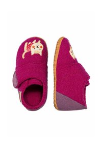 Chaussons en feutre de couleur rose vif avec un design de chat. Ils sont dotés d'une bride Velcro, d'une semelle en caoutchouc et d'un accent violet contrastant sur le côté.
