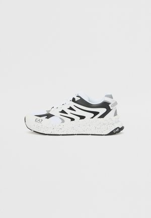 Buty sportowe z białą siateczkową cholewką, czarnymi akcentami i nakrapianą białą podeszwą środkową. Charakteryzują się wyraźnym logo EA7 po boku i na pięcie.