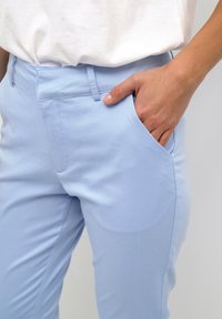 Kaffe KALEA - Nohavice chinos - windsurfer