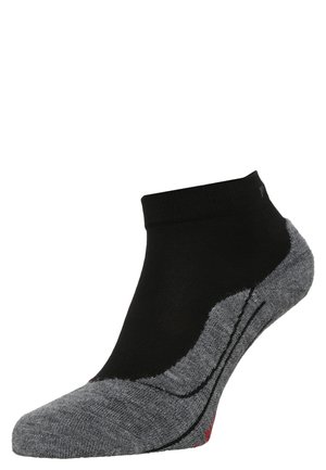 Calzino sportivo nero con una sezione grigia sulla punta, caratterizzato da un design aderente alla caviglia e un accento rosso lungo la suola. Realizzato in un materiale elasticizzato.