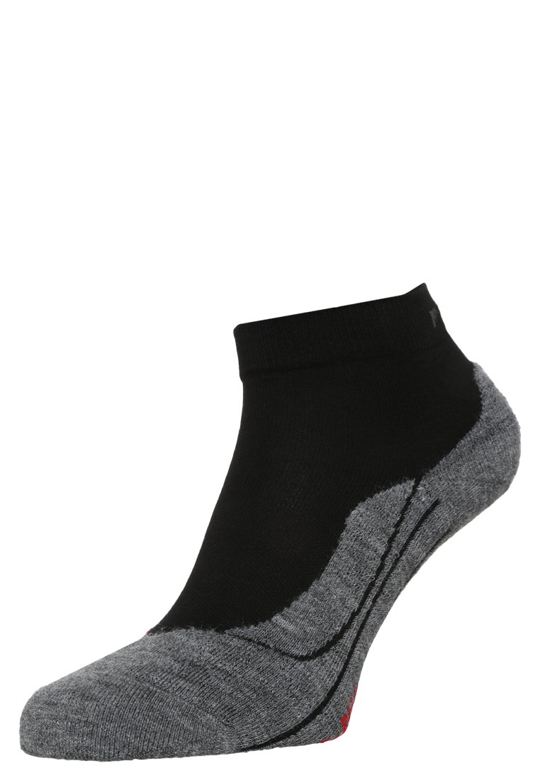 Chaussette de sport noire avec une section grisâtre au niveau des orteils, caractérisée par un design ajusté à la cheville et un accent rouge le long de la semelle. Fabriquée en matériau extensible.