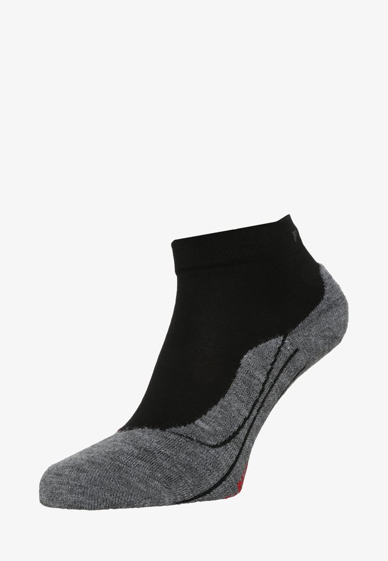 Chaussette de sport noire avec une section grisâtre au niveau des orteils, caractérisée par un design ajusté à la cheville et un accent rouge le long de la semelle. Fabriquée en matériau extensible.