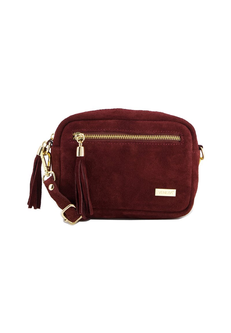 Bourgogne suede crossbody taske med guld lynlås, kvasttræk, justerbar rem og Venezia-logo plade på frontlommen.