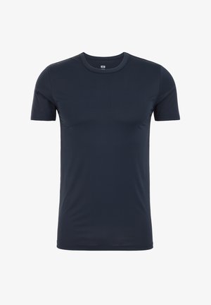 Tamno mornarsko plava majica kratkih rukava izrađena od glatkog, rastezljivog materijala. Ima okrugli izrez i prilagođeni dizajn. Bez vidljivih uzoraka ili naglasaka.