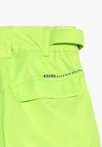 Pantalon vert vif avec taille ajustable, rabat de poche arrière et texte noir "KILLTEC MOUNTAIN EXPLORER" à l'arrière.
