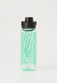 Translucente groene waterfles met een zwarte deksel, voorzien van een herhalend bladpatroon en een Nike-logo op de voorkant.