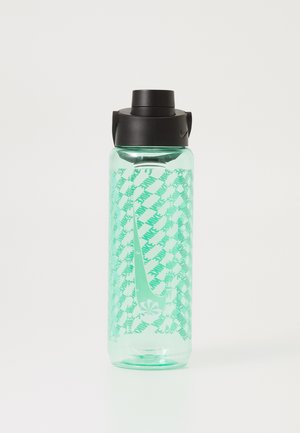 Translucente groene waterfles met een zwarte deksel, voorzien van een herhalend bladpatroon en een Nike-logo op de voorkant.