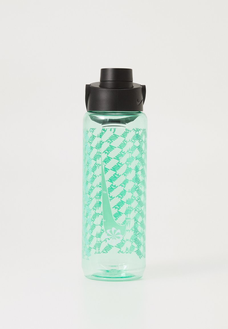 Translucente groene waterfles met een zwarte deksel, voorzien van een herhalend bladpatroon en een Nike-logo op de voorkant.