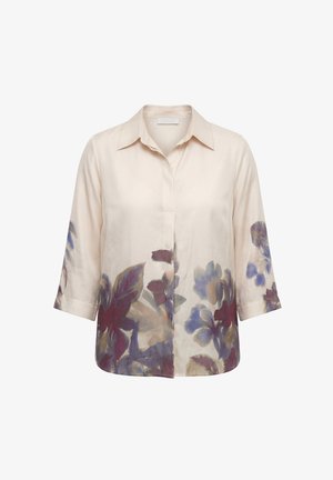 Roomkleurige blouse met knopen en driekwart mouwen, met grote paarse, blauwe en kastanjebruine bloemenprints aan de onderkant van de voorkant en op de mouwen.
