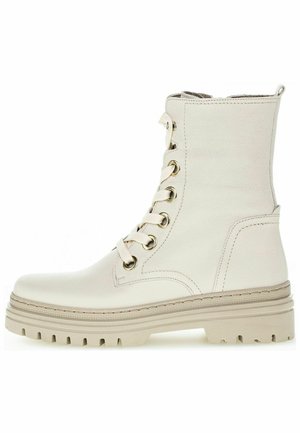 Białe skórzane, sznurowane botki za kostkę z złotymi oczkami, wyściełanym kołnierzem i grubą, teksturowaną gumową podeszwą. Klasyczny design z nowoczesnym wykończeniem.