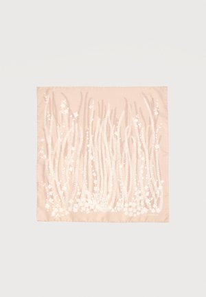 Négyzet alakú bézs selyemsál függőleges fehér páfránymintával és apró virágmintákkal.