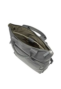 Bolso de cuero gris con doble asa, cierre de cremallera y un bolsillo interior. Acabado texturizado, amplio compartimento principal y forro de tela.