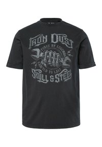 Camiseta de algodón negra con un estampado gráfico de una mano esquelética sosteniendo una llave inglesa, con el texto "Iron Dust" y "Skull & Steel" en gris.