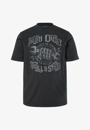 T-shirt nera in cotone con una stampa grafica di una mano scheletro che tiene una chiave inglese, con il testo "Iron Dust" e "Skull & Steel" in grigio.