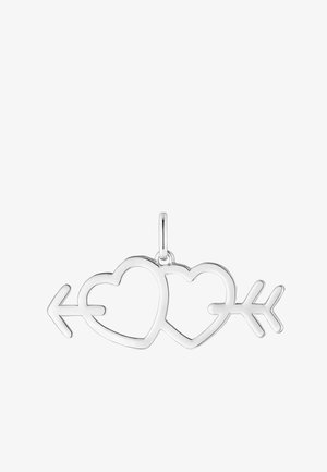 Collar de plata con dos corazones entrelazados y una flecha, con líneas suaves y un diseño abierto, que exhibe una estética minimalista.