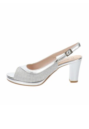 Slingback argentato con punta aperta arrotondata, tomaia in tessuto, accenti metallici e un design di tacco geometrico robusto.