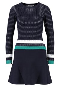 Robe en maille avec un corps bleu marine, des manches longues et des rayures à motifs blanches et vertes à la taille et aux poignets ; jupe évasée.