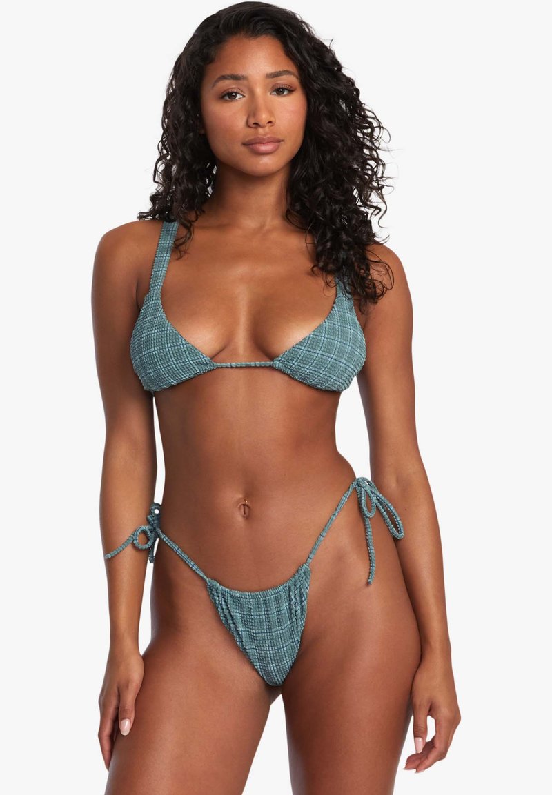 Set di bikini triangolare in teal con un motivo a griglia. Presenta lacci regolabili sulla parte superiore e inferiore, evidenziando un tessuto testurizzato.