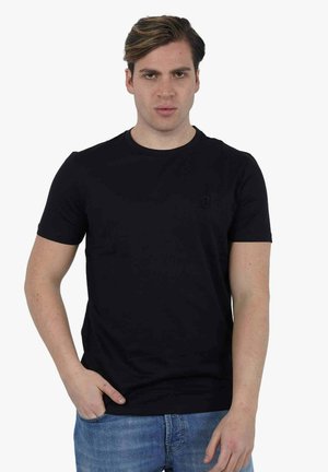 Maglietta nera a maniche corte con scollo rotondo e un logo discreto sul petto, realizzata in tessuto di cotone liscio. Vestibilità casual.