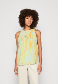 Blusa sin mangas de tejido suave y ligero con un patrón abstracto en tonos verde azulado y amarillo, con detalles de volantes a lo largo del escote.
