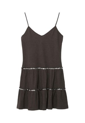 Vestido gris oscuro sin mangas con tirantes finos, escote en V y dos filas horizontales de lentejuelas plateadas sobre los volantes recogidos de la falda.