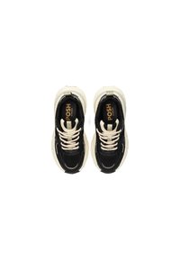 Sneaker nere e crema con pannelli in mesh, design con lacci e dettagli testurizzati. Logo "POSH" visibile sulla linguetta. Suola spessa e imbottita.