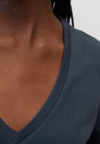 Mørkeblå V-hals T-shirt, lavet af bomuld, glat tekstur, tætsiddende pasform, med korte ærmer og en ren halslinje.