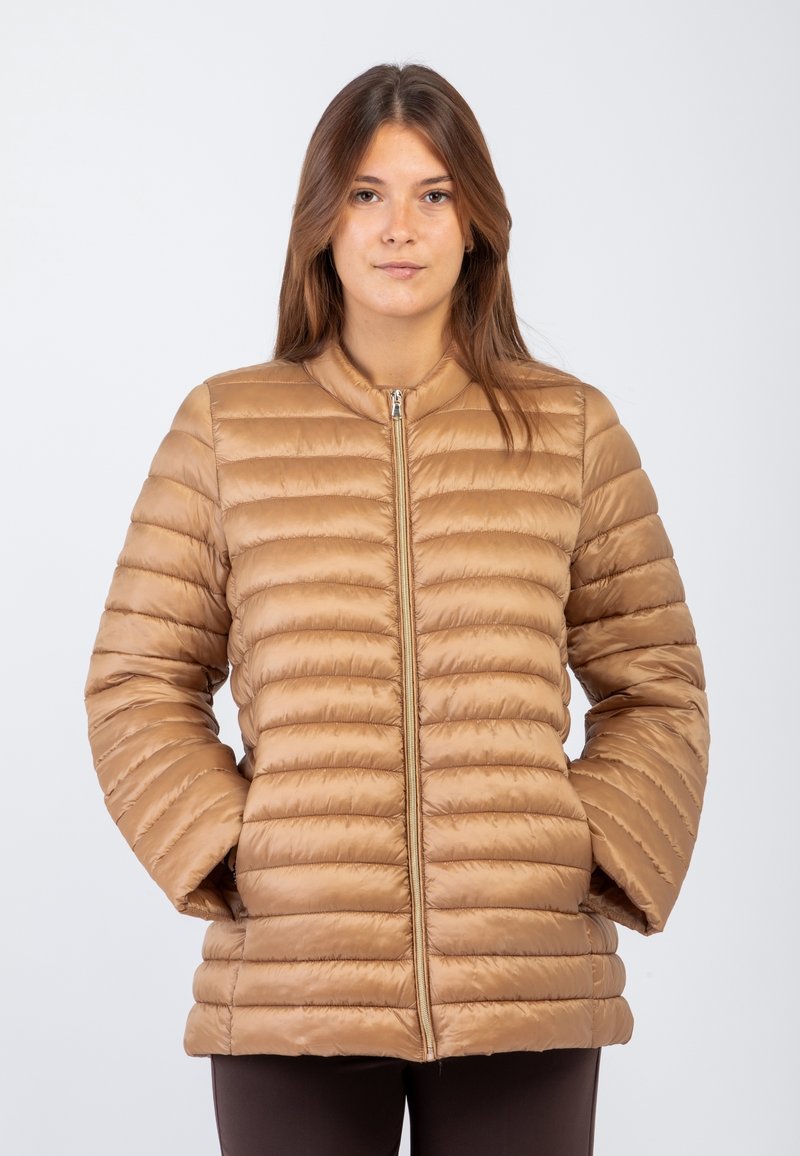 Giubbotto puffo marrone chiaro con collo alto, imbottitura orizzontale e zip davanti. Presenta due tasche laterali e una superficie liscia.