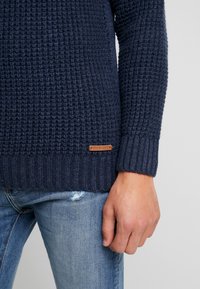 Pier One Stickad tröja - mottled dark blue