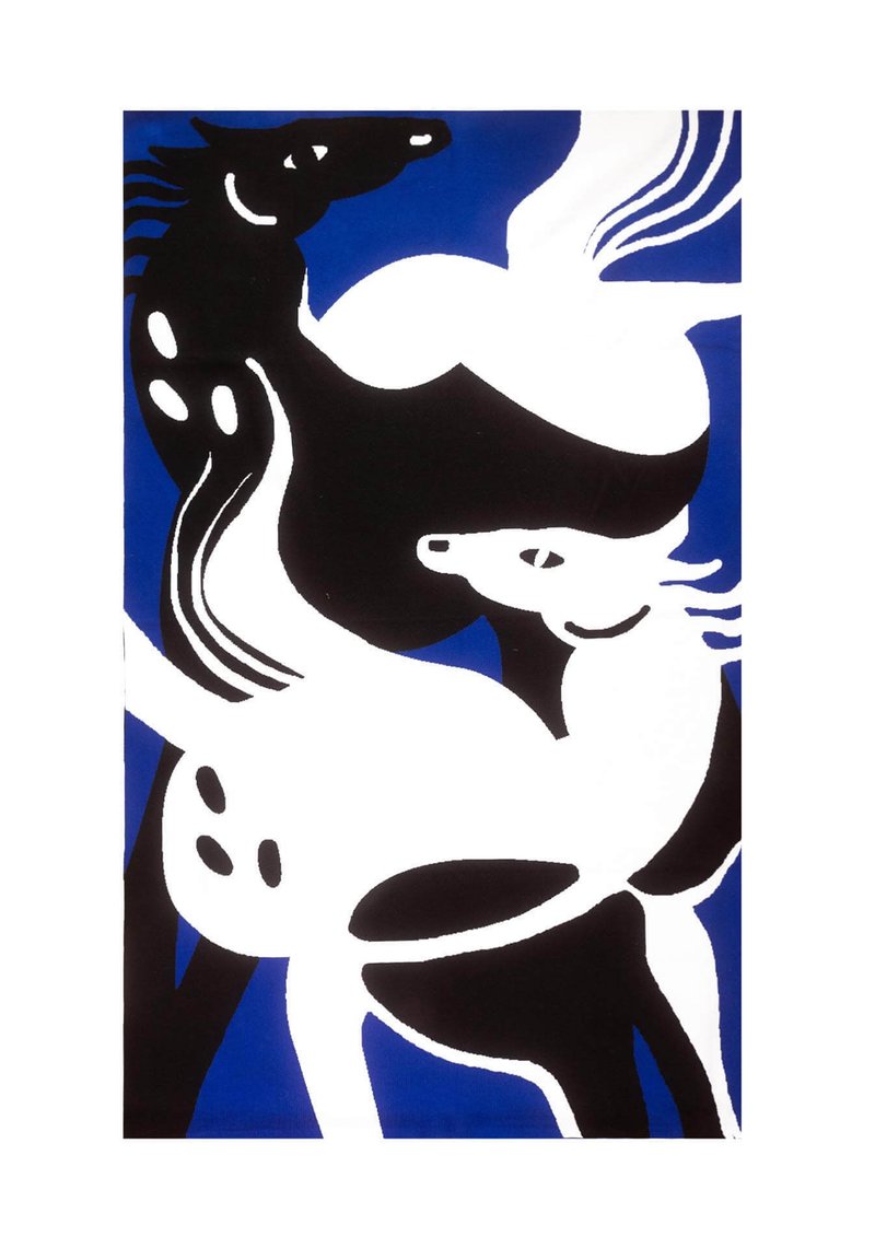 Abstrakcyjny wzór z końmi w czerni i bieli na niebieskim tle. Gładkie kształty i płynne linie tworzą dynamiczną kompozycję.