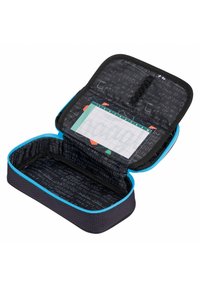 Custodia nera con zip, con una texture esagonale e accenti blu brillanti, dotata di un interno decorato e di una tasca trasparente per il storage.