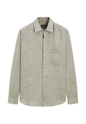 Lichtgrijs linnen overhemd met lange mouwen, knoopsluiting aan de voorkant, een borstzak en een puntkraag, plat gelegd op een witte achtergrond.