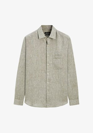 Długi rękaw, jasnoszara lniana koszula z zapinanym na guziki przodem, pojedynczą kieszenią na piersi i spiczastym kołnierzykiem, rozłożona na płasko na białym tle.