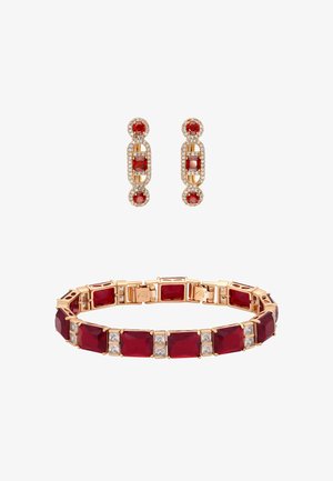 Arany karkötő és hozzáillő lógó fülbevalók szettje, mely négyzet és kör alakú piros drágakövekkel és apró áttetsző kövekkel van díszítve.