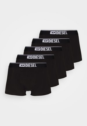 Čierne bavlnené boxerky v balení po piatich, s bielym elastickým pásom, na ktorom je logo "DIESEL". Hladká textúra a priliehavý strih.