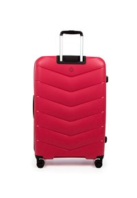 Tvrdý červený kufr s chevron vzorem, teleskopickou rukojetí, černými akcenty a čtyřmi otočnými kolečky pro snadnou manévrovatelnost.