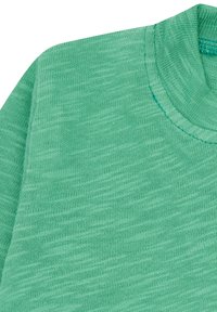 T-shirt lavorato a maglia verde chiaro con collo rotondo e un sottile motivo testurizzato. Il tessuto ha un aspetto morbido e leggermente melangiato.