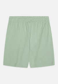 Zelené bavlněné šortky s elastickým pasem, které mají hladkou texturu a jednoduchý design. Rovnému střihu a bez viditelných kapes.