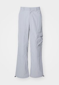 Pantalon cargo gris clair en tissu texturé. Il présente des jambes larges, une poche arrière et une poche latérale à bouton-pression. Détail de taille élastique.