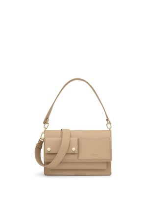 Bolso rectangular de cuero beige con dos bolsillos delanteros, detalles en botón dorado y correa de hombro desmontable.