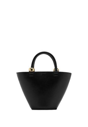 Czarna torebka w kształcie trapezu z zaokrąglonymi uchwytami i złotymi metalowymi akcentami, prezentowana na białym tle.