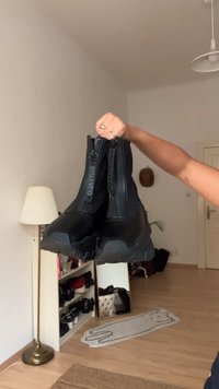 Bottines noires à chevilles avec fermetures éclair, dotées de semelles en caoutchouc texturées et de logos sur les fermetures éclair. Le design est épais et moderne.