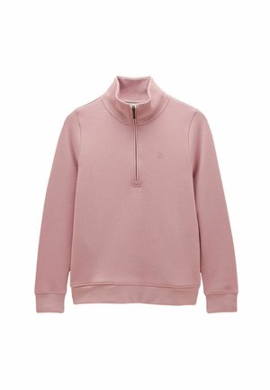 Lyserød langærmet pullover med høj krave og en kvart lynlås, med en lille broderet logo på brystet.
