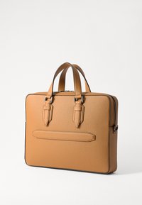 Cartella in pelle marrone con doppi manici, superficie texture e chiusura con zip. Presenta una tasca frontale e bordi neri a contrasto.