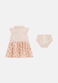 Abito rosa pallido con motivo a ciliegie, maniche a volant e vita cinte; include pantaloni corti abbinati con elastico in vita.