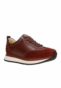 Baskets en cuir et daim bordeaux pour homme avec un système de laçage et une semelle intermédiaire blanche, sur fond blanc.