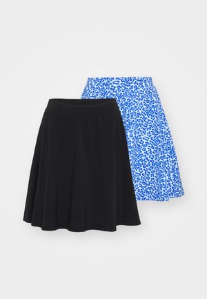 Fuste cu imprimeu leopard alb-negru și albastru, având un design evazat, un elastic în talie și o textură netedă a materialului. Fusta albastră are un model îndrăzneț.