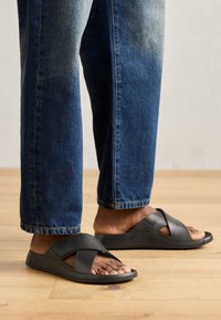 ECCO COZMO M Sandalias planas black/negro