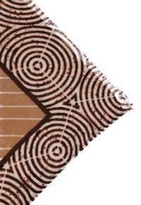 Tessuto marrone a motivi con cerchi concentrici e forme angolari, caratterizzato da bordi sfrangiati e una texture liscia.